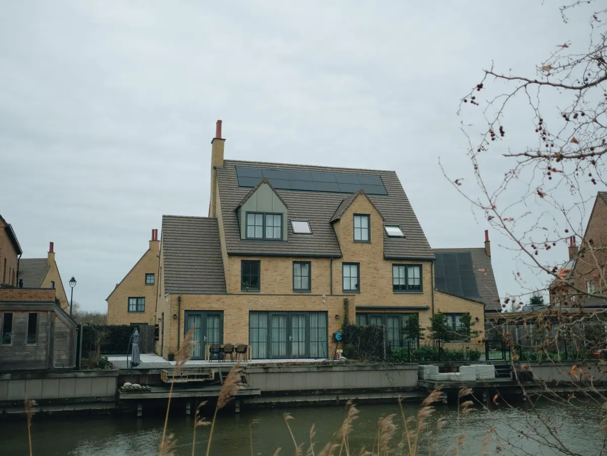 Zonnepanelen klein dak: hoeveel panelen passen er echt