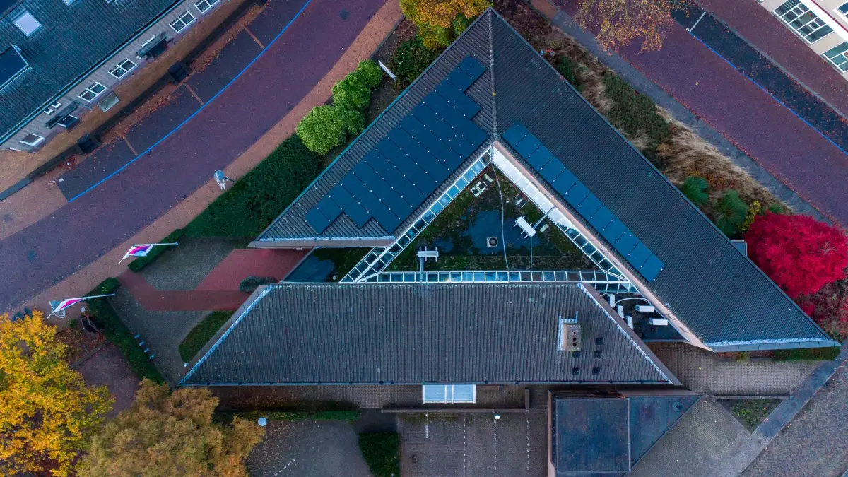 Zonnepanelen oost west dak opbrengst: hoeveel verlies?