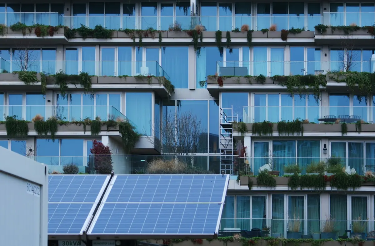 Zonnepanelen VvE appartement: regels, kosten en